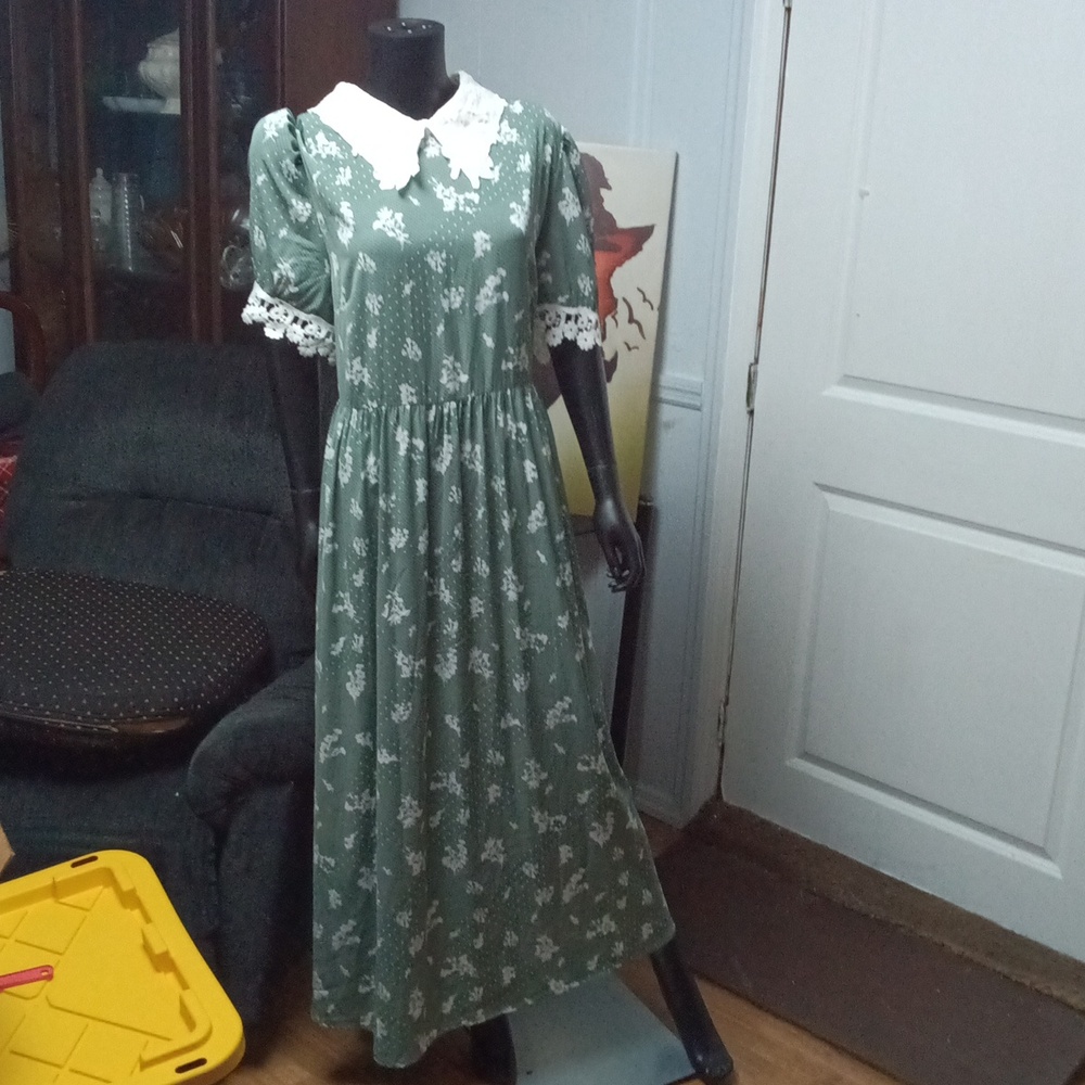 SHEIN Green Floral Midi Dress with White Lace